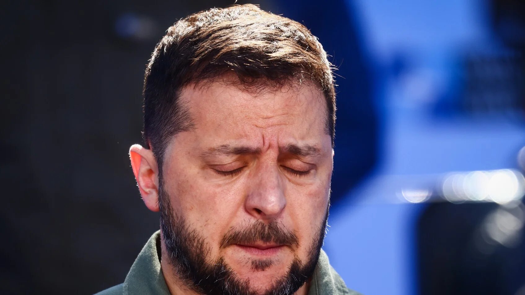 Le président ukrainien Volodymyr Zelensky tient une conférence de presse lors du sommet de l’OTAN à Vilnius, le 12 juillet 2023 (AFP)