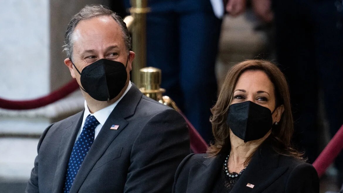 Kamala Harris et son mari Doug Emhoff, premier conjoint juif de vice-président, dans la rotonde du Capitole américain, le 12 janvier 2022 (AFP)