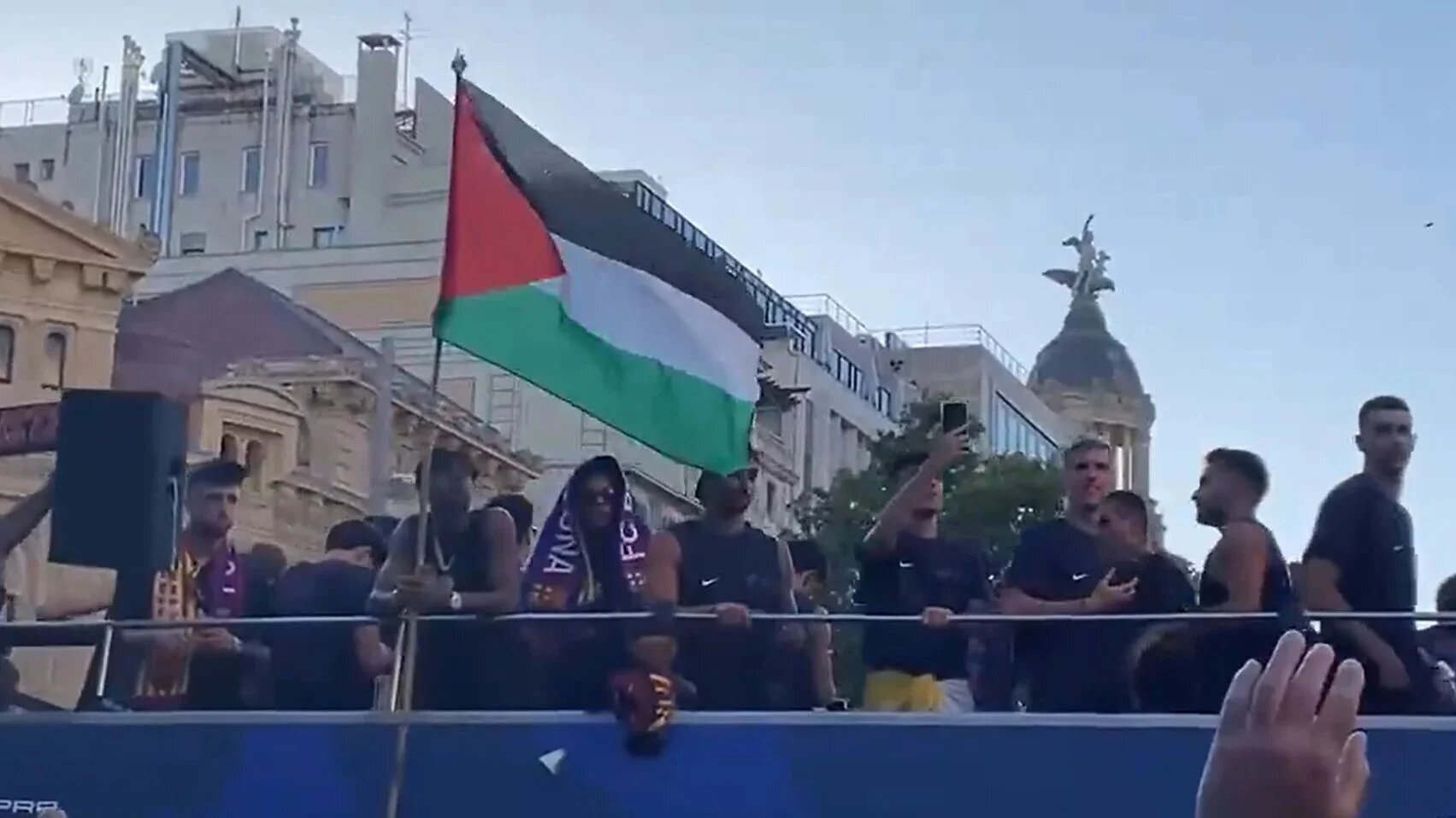 Lamine Yamal waves a Palestine flag during Barcelona's parade to celebrate their title win on 11 May 2026 (Screengrab)