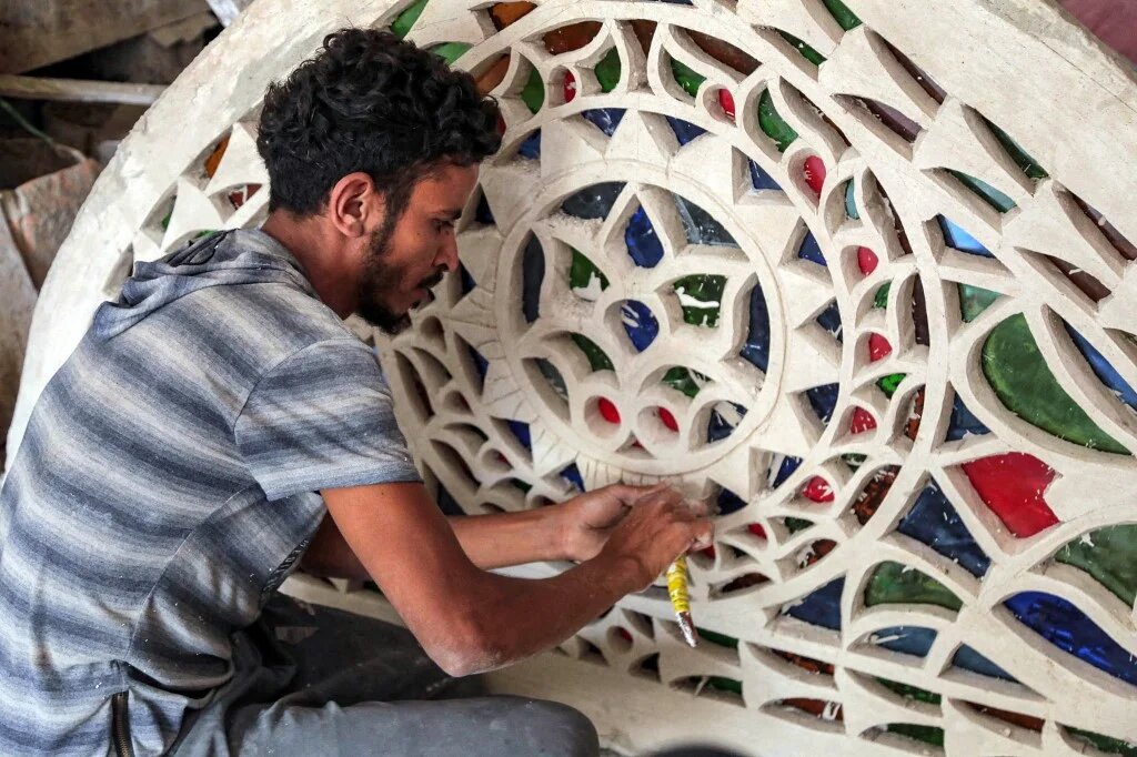 La qamariya, constituées de pierre et de vitraux, est visible aux quatre coins du Yémen, en particulier dans la vieille ville de Sanaa (AFP/Ahmad al-Basha)