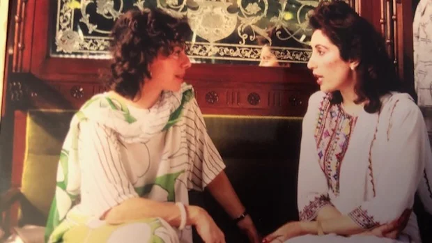 Mourad (L) talks to former Pakistani Prime Minister Benazir Bhutto (R)