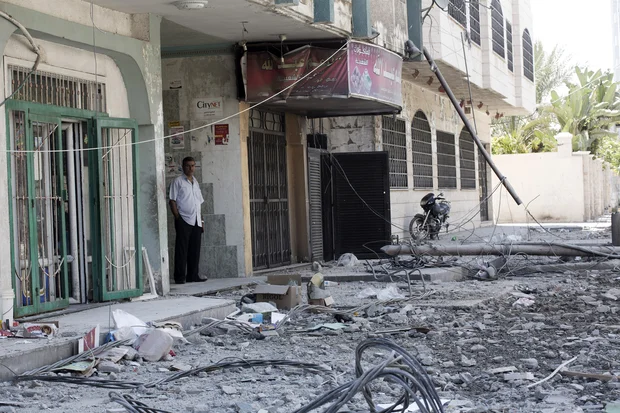 A few businesses have stayed open despite the chaos (MEE / Anne Paq) 