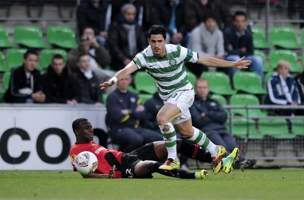 Celtic Glasgow's Israeli midfielder Beram Kayal (R) vies with Rennes' Togolese striker Razak Boukari during the UEFA Europa League football match on 20 October, 2011 in Rennes, France (AFP)