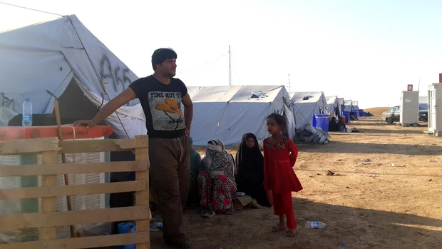 Makeshift tent cities are quickly rising up (MEE / Mohammed Salih) 