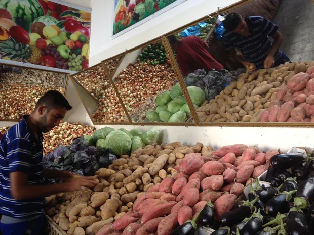 Osama al-Jarwsha struggles to keep his shop open (MEE / Mohammed Omer)