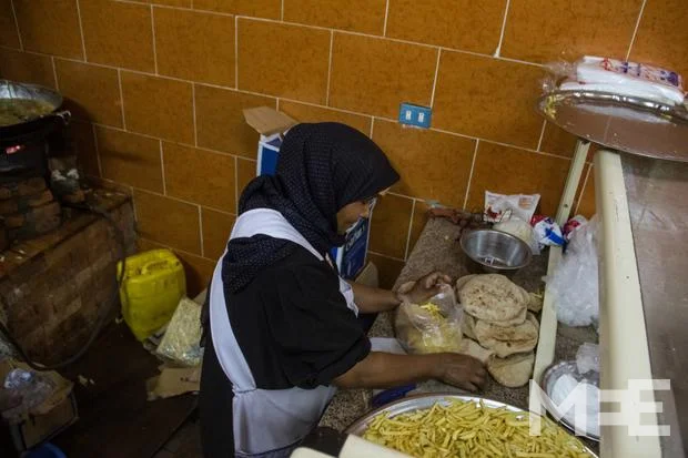 Umm Amira is known to many photojournalists in Cairo (MEE/Belal Darder)