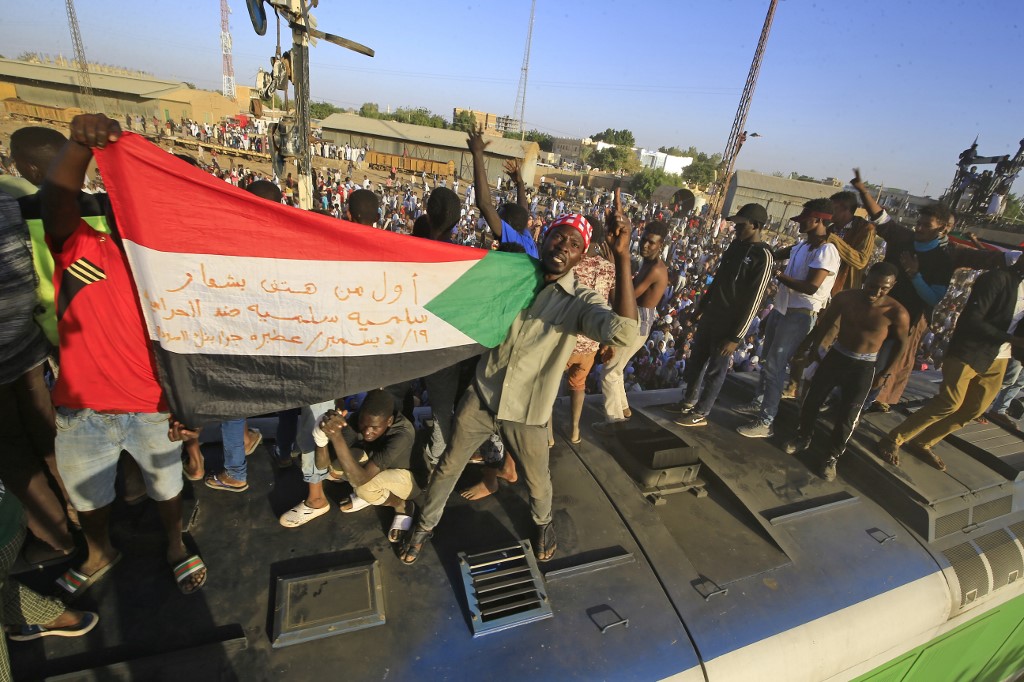Sudanese protesters arrive in the town of Atbara on 19 December 2019 (AFP)