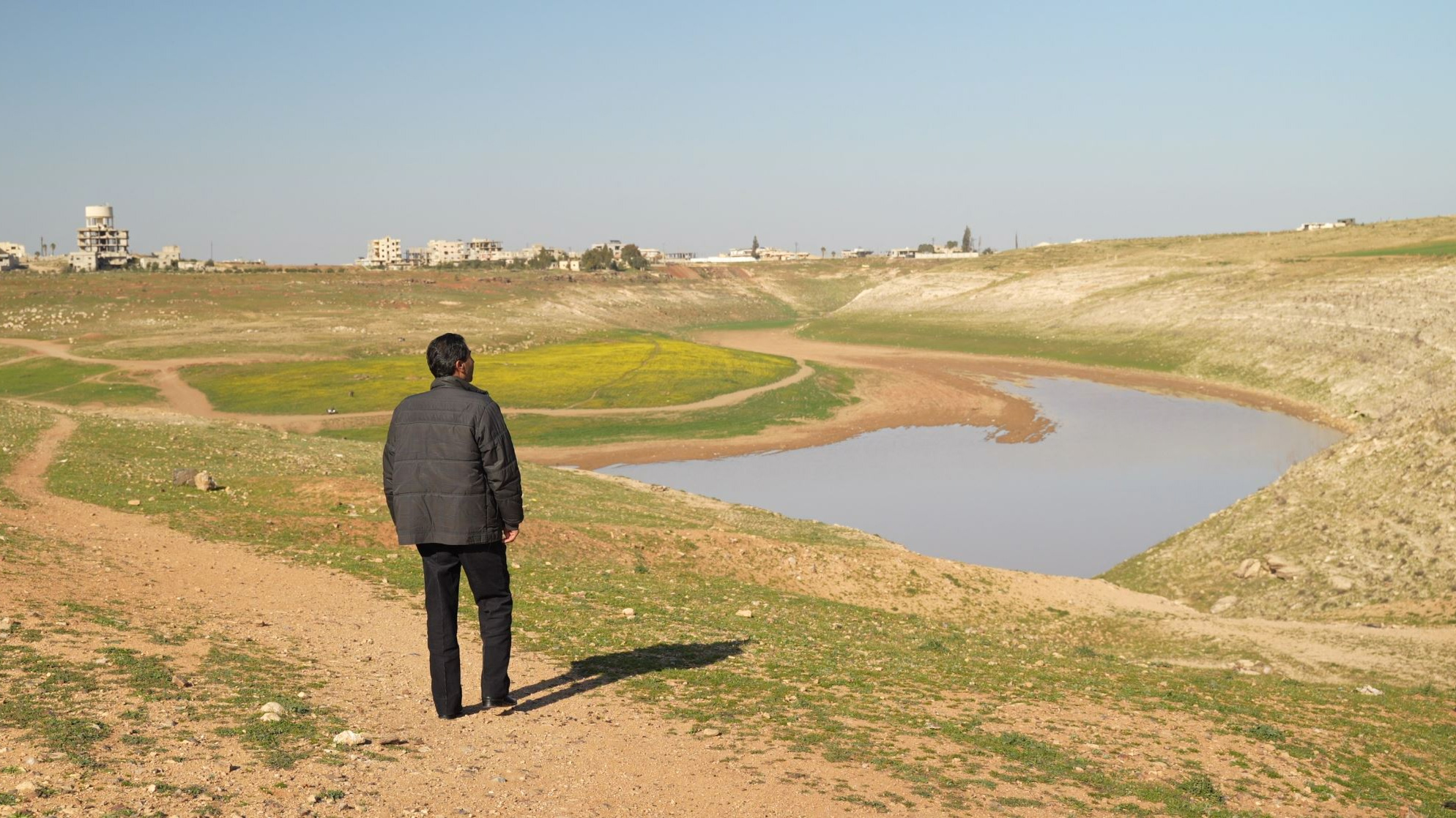 Engineer Hani al-Abdullah stands by the Daraa Dam in February 2026 (MEE/Saad Kanbar)
