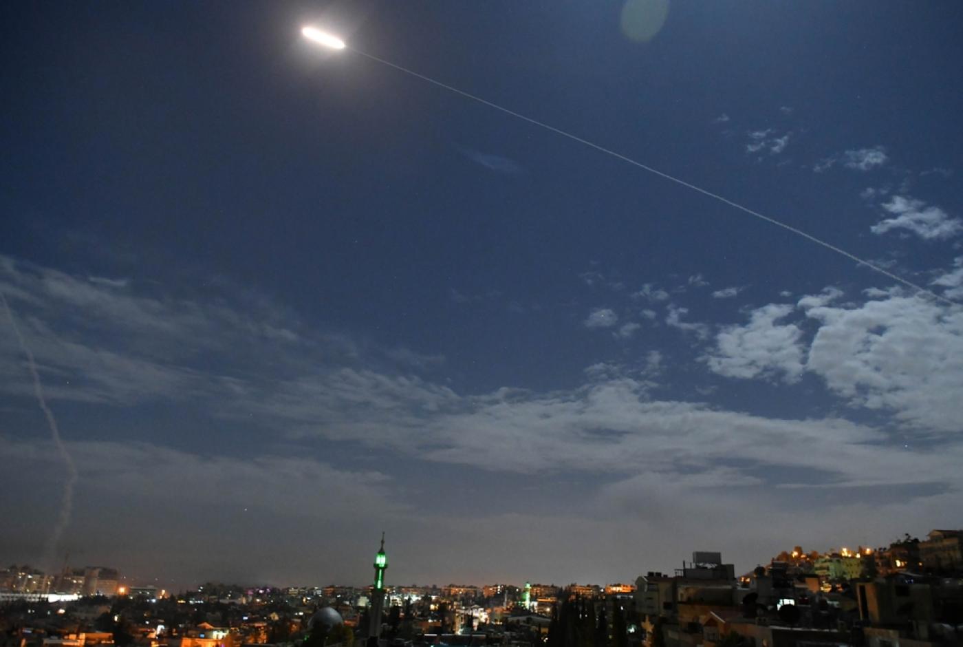 Contre-attaque de la défense aérienne syrienne face à un raid israélien visant Damas, le 21 janvier 2019 (AFP)