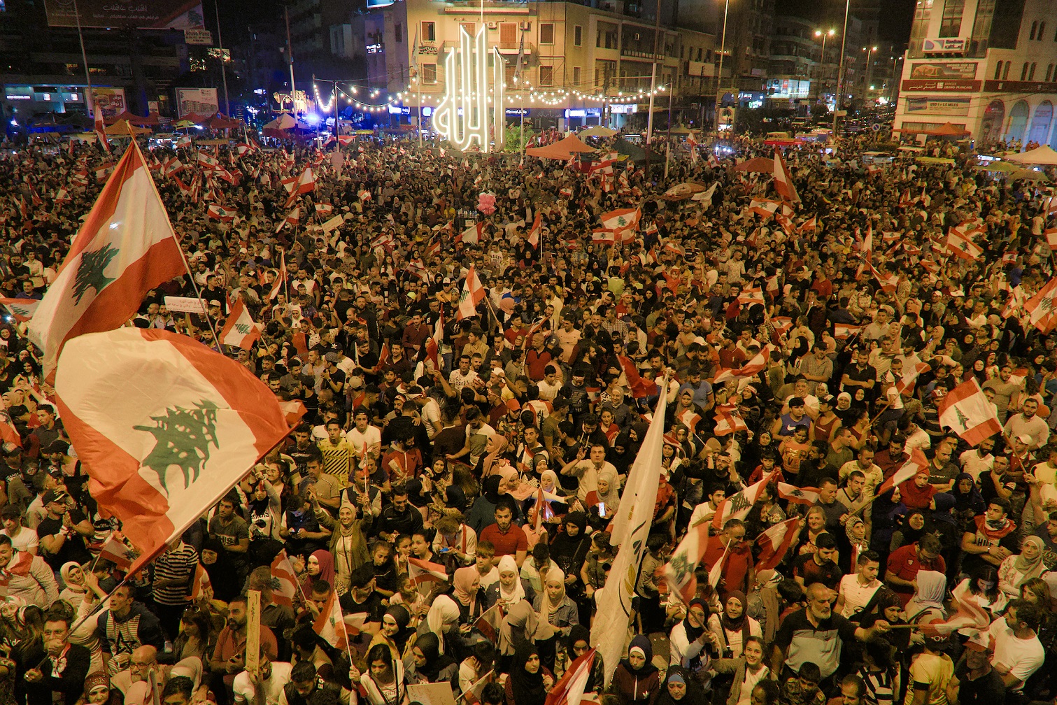 La place al-Nour, caractérisée par son piédestal lumineux formant en arabe le mot Allah, est l’épicentre de la protestation à Tripoli. Fait rarissime pour le Liban, les drapeaux des partis politiques sont absents, le 27 octobre 2019 (MEE/ Pierre Raimbault)