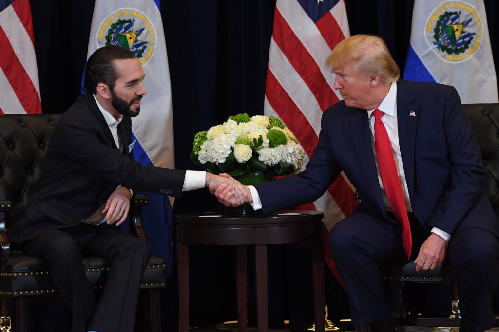 Le président américain Donald Trump et le président salvadorien Nayib Bukele lors d’une rencontre à New York, le 25&nbsp;septembre (AFP)