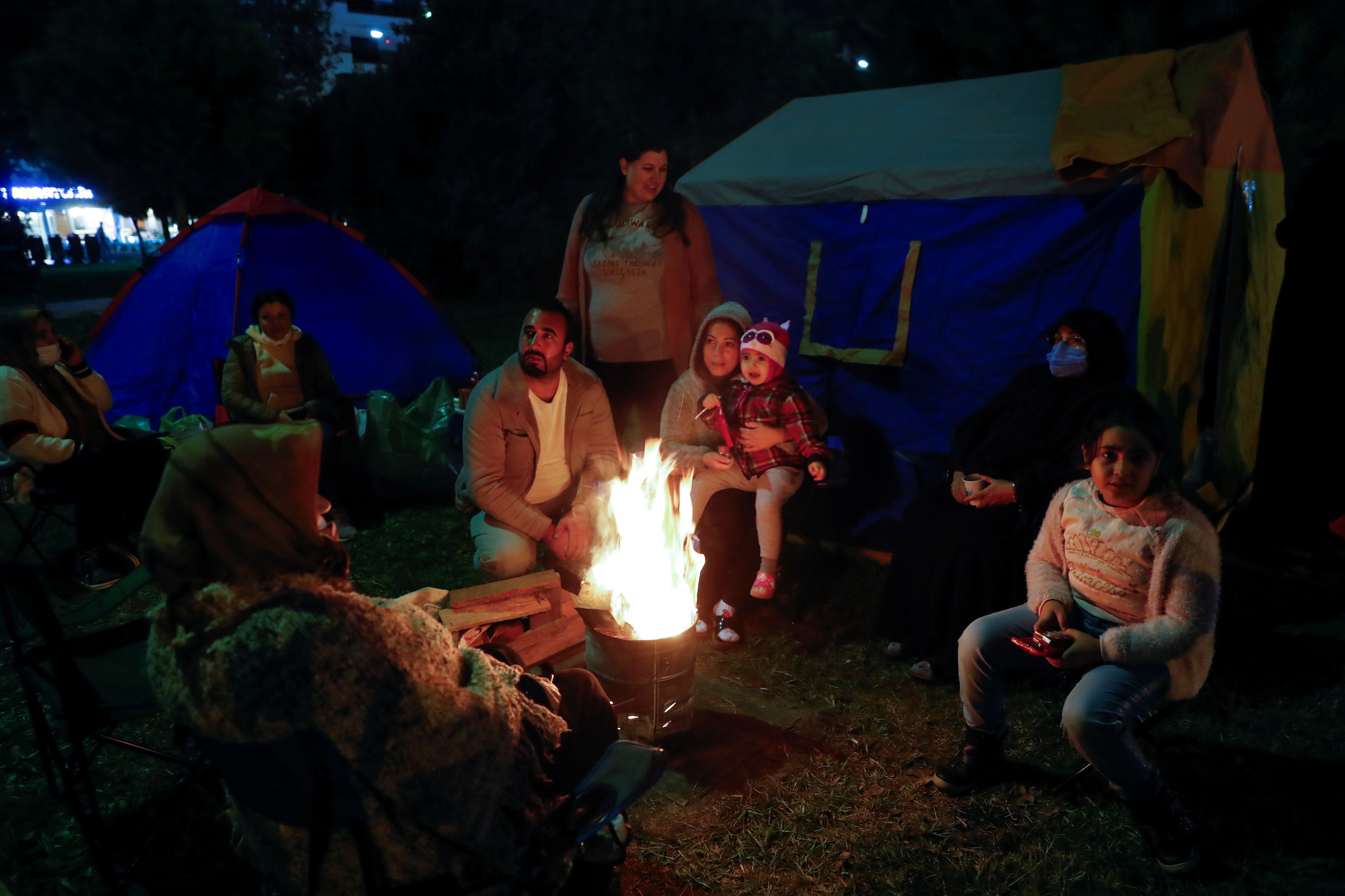 earthquake survivors camp outside