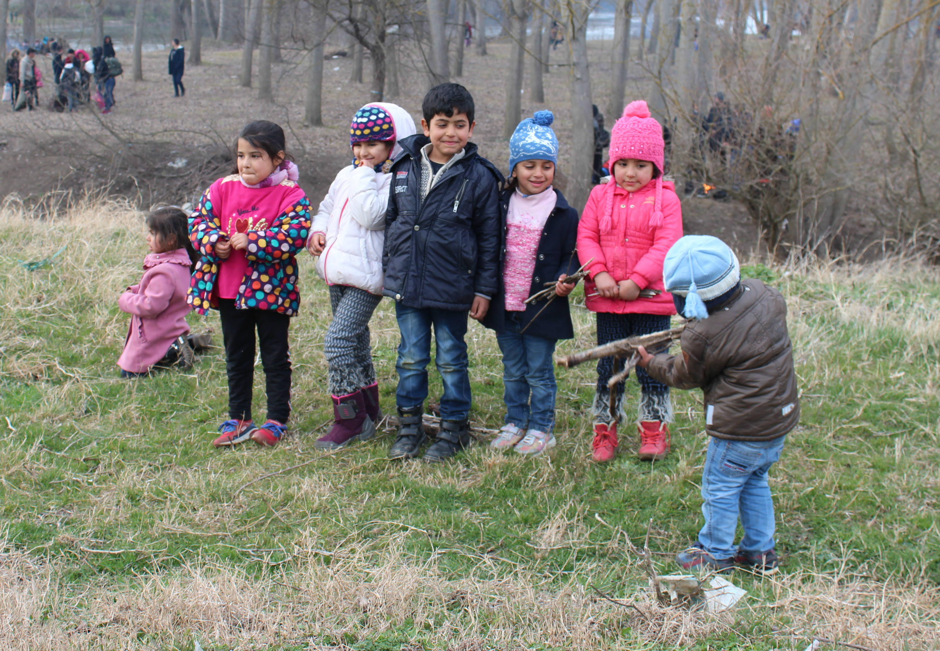 Les enfants de Saed et Khaled attendent près de la Maritsa (MEE/Yusuf Selman İnanç)