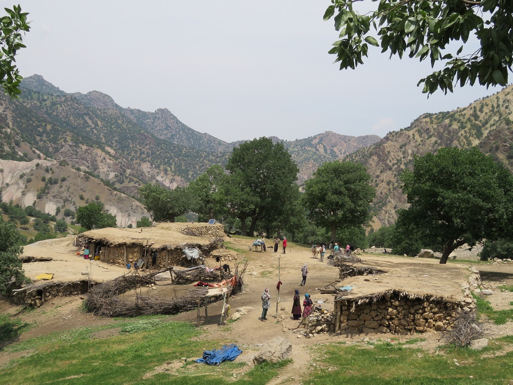 Entre deux transhumances, les nomades s’installent dans leur village d’été ou d’hiver, en fonction des saisons&nbsp;(MEE/Fanny Houvenaeghel)