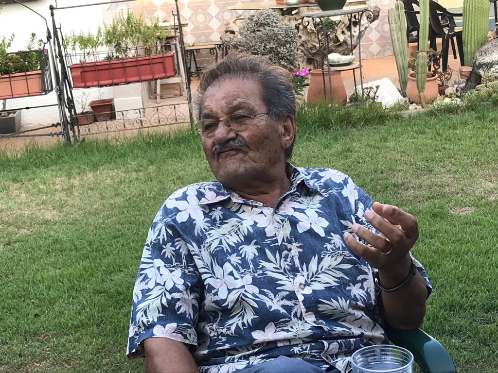 Hatim Kanaaneh est assis dans son jardin à Arraba, dans le nord d’Israël (MEE)