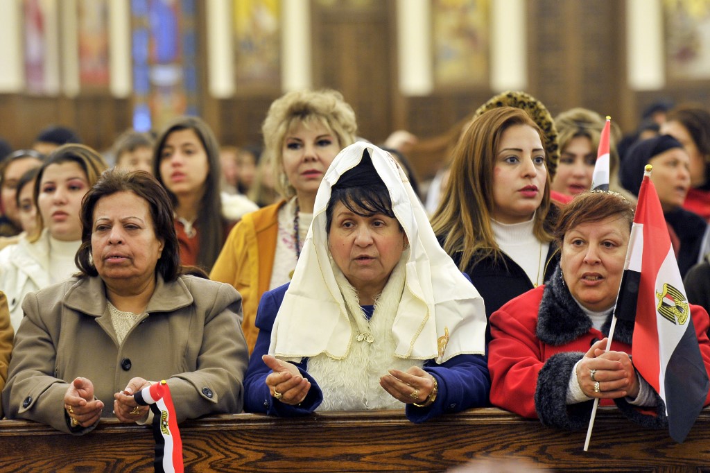 Des fidèles orthodoxes coptes assistent à la messe de la veille de Noël en la cathédrale de la Nativité du Christ, le 6&nbsp;janvier&nbsp;2020 (AFP)
