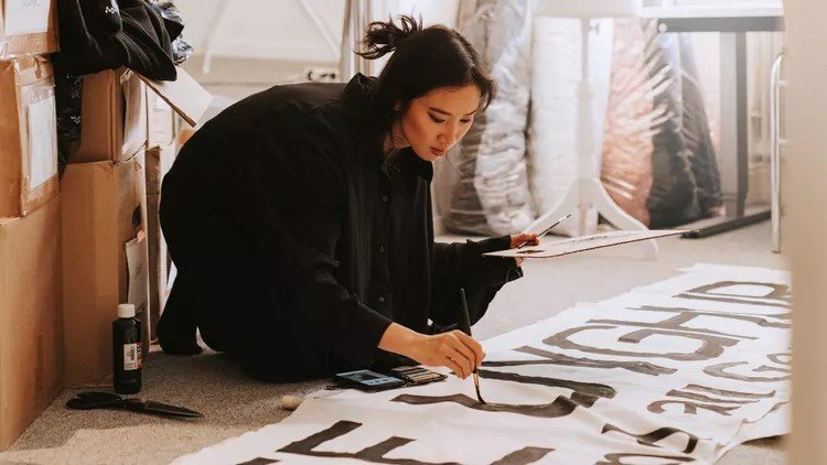 Louise Xin a passé un an à se documenter sur la situation des Ouïghours et utilise aujourd’hui ses créations pour sensibiliser à leur persécution (Photo fournie/Emma Grann)