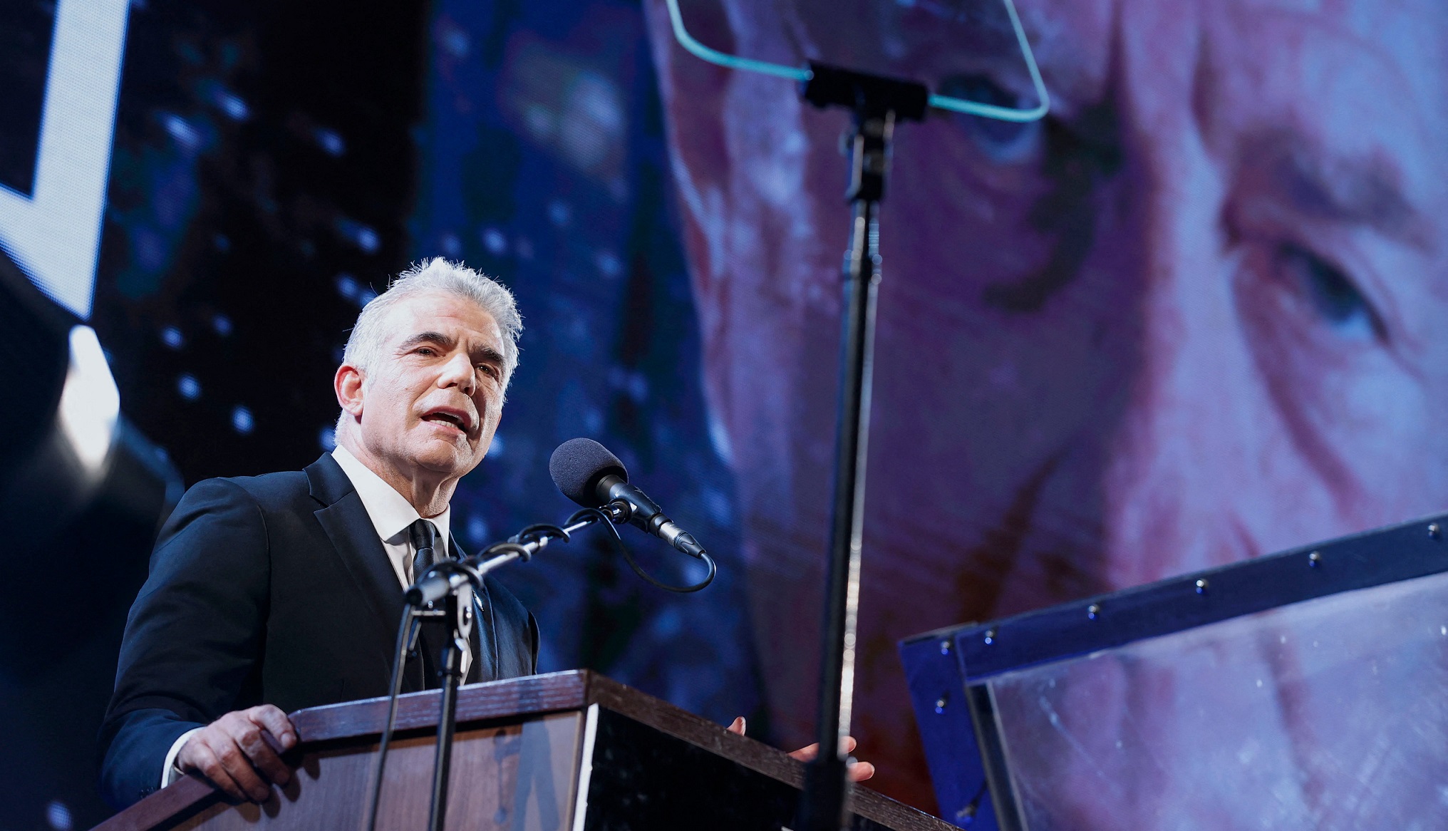 Le chef de l’opposition israélienne Yaïr Lapid s’exprime lors d’un rassemblement à l’occasion du 25e&nbsp;anniversaire de l’assassinat de l’ancien Premier ministre Yitzhak Rabin, sur la place Rabin, le 7&nbsp;novembre&nbsp;2020 (AFP)